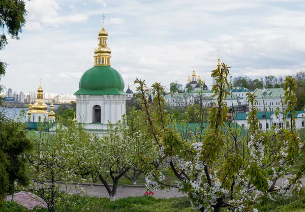 キエフ ペチェルスク ラブラの春の庭 — ストック写真
