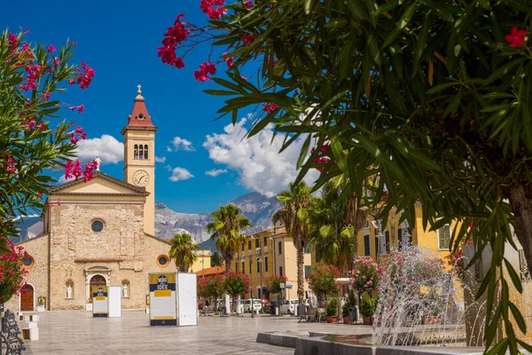 Architektur Vor Dem Hintergrund Von Blumen Und Blauem Himmel Marina — Stockfoto