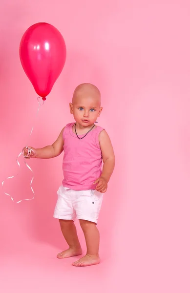 Kleiner Junge mit Luftballon — Stockfoto