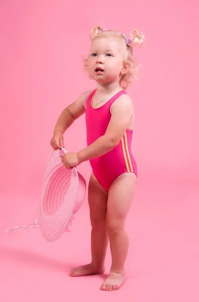 Menina com cabelo louro encaracolado em um maiô — Fotografia de Stock