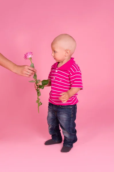 Retrato de niño con una rosa en la mano — Foto de Stock