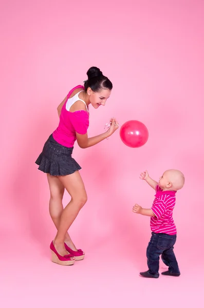 Madre le da a su hijo un globo — Foto de Stock