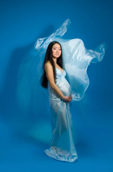 Asiatische schwangere Frau in einem Seidenkleid — Stockfoto