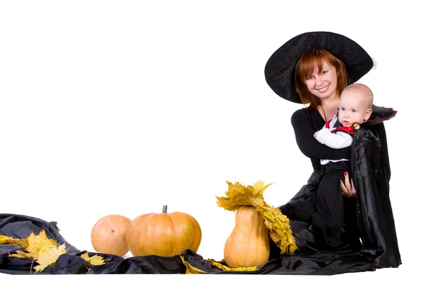 Chlapeček v černém kostýmu halloween s dýně — Stock fotografie