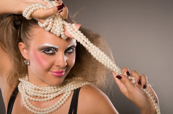 Menina em pouco vestido preto e pérola — Fotografia de Stock