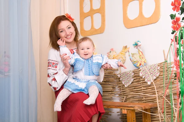 Familj i ukrainska nationella kostymer — Stockfoto