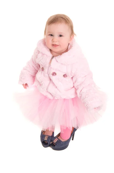 Baby in de schoenen van volwassenen, en een roze tutu — Stockfoto