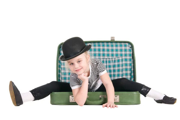 Eski bir yeşil çanta seyahat beklentisiyle oturan çocuk — Stok fotoğraf
