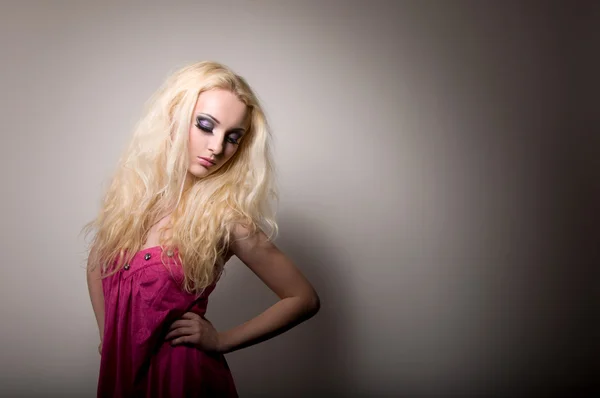 Blondine mit hellem, professionellem Make-up — Stockfoto