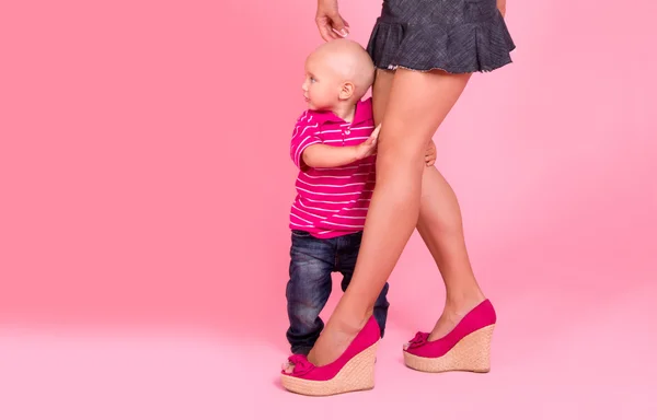Boy gömmer sig bakom mamma fötter — Stockfoto