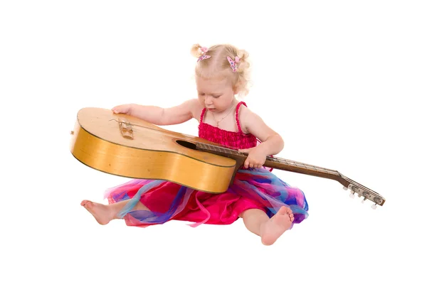Gitar çalmak pembe elbiseli küçük kız — Stok fotoğraf