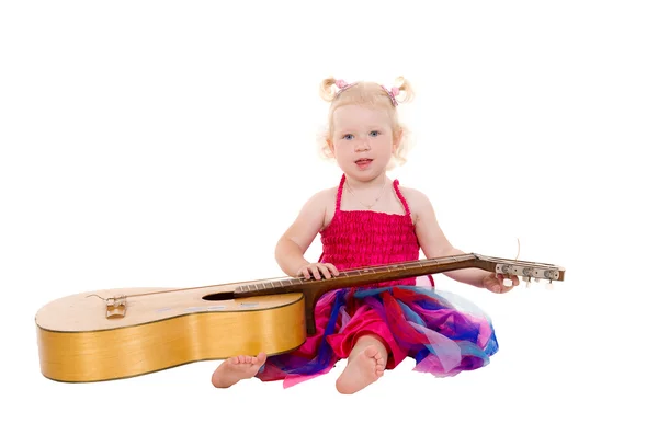 Gadis kecil dalam gaun merah muda bermain gitar — Stok Foto