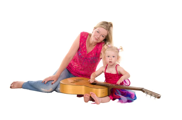 Niña con madre tocando la guitarra — Foto de Stock
