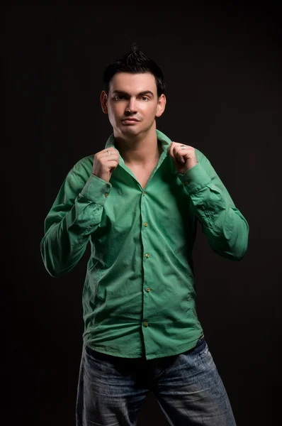 Portrét člověka v zelené tričko na černém pozadí — Stock fotografie