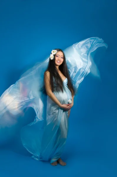 Asiatische schwangere Frau in einem Seidenkleid — Stockfoto