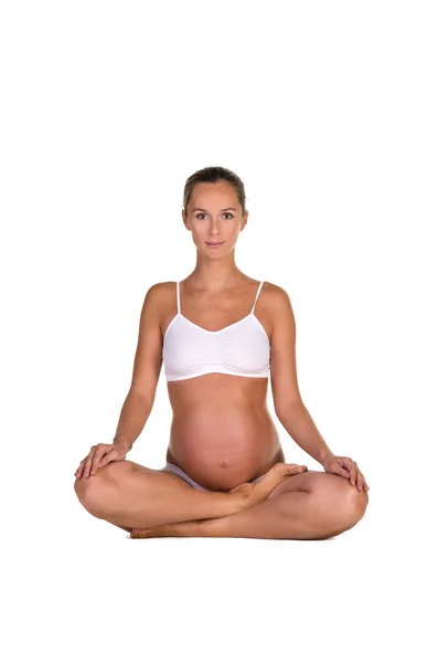 Těhotná žena v józe pózuje — Stock fotografie