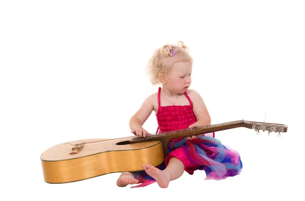 Petite fille dans une robe rose jouant de la guitare — Photo