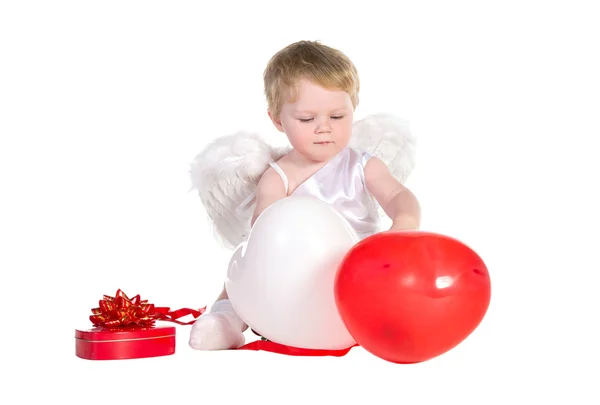 Menino vestido de anjo com balões brancos e vermelhos — Fotografia de Stock