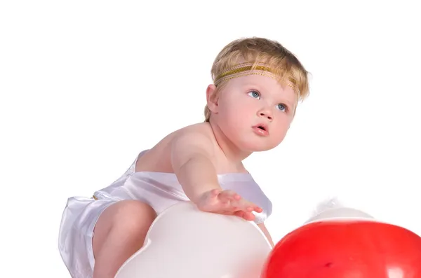 Menino vestido de anjo com balões brancos e vermelhos — Fotografia de Stock