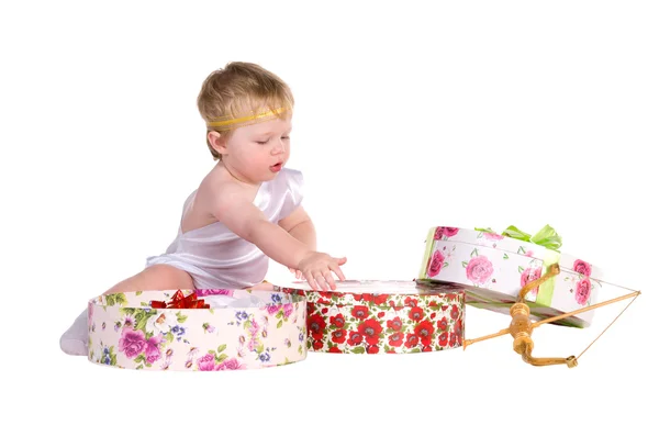 Menino brinca com caixas de presente — Fotografia de Stock