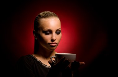 seksi kız agresif makyaj ve beyaz fincan