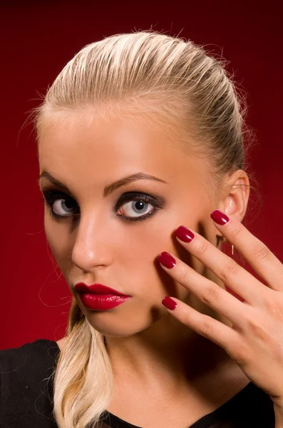 Menina com maquiagem agressiva — Fotografia de Stock