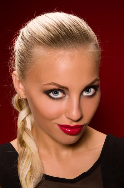 Meisje met agressieve make-up — Stockfoto