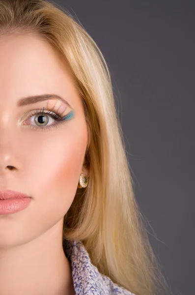 Maquiagem arte close-up no modelo de rosto — Fotografia de Stock