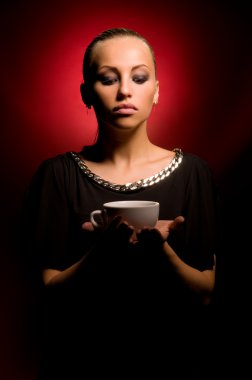 seksi kız agresif makyaj ve beyaz fincan