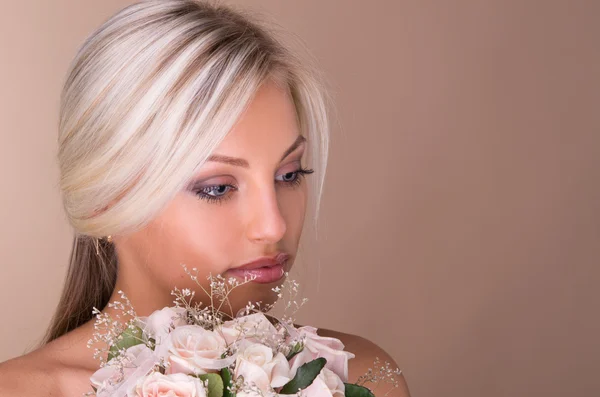 Retrato de bela noiva loira — Fotografia de Stock