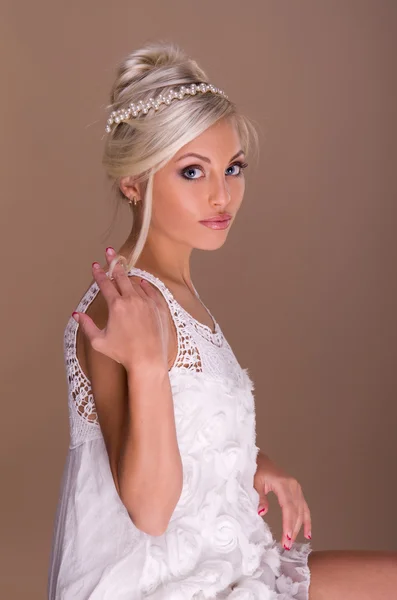 Ritratto di bella sposa bionda — Foto Stock