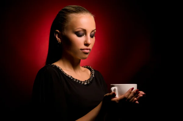 Chica sexy con maquillaje agresivo y taza blanca —  Fotos de Stock