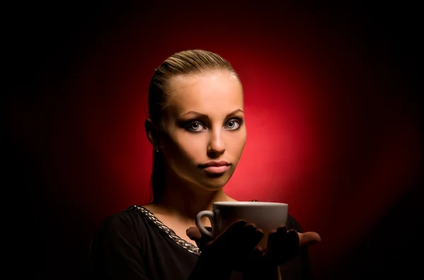 Chica sexy con maquillaje agresivo y taza blanca —  Fotos de Stock