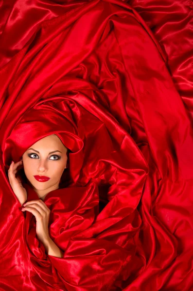 Viso sensuale in tessuto raso rosso — Foto Stock