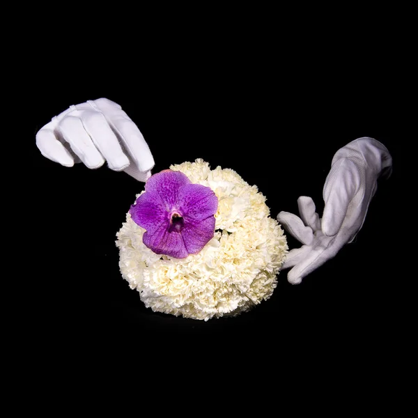 Manos en guantes blancos hacen un ramo de novia —  Fotos de Stock