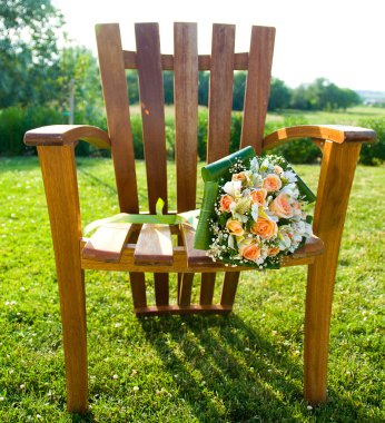 Düğün buketi ahşap sandalye