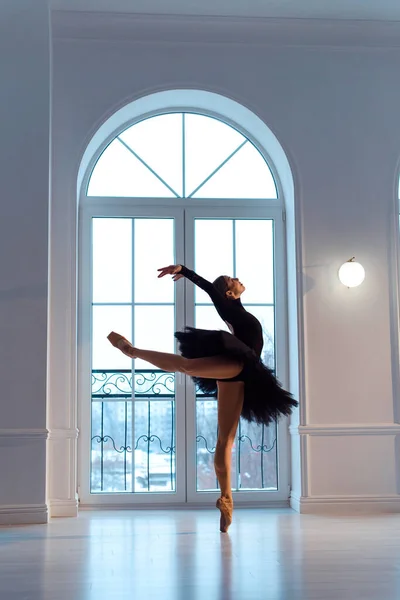 Красива Балерина Чорному Купальнику Спідниця Фоні Великого Вікна Аркою Темній — стокове фото