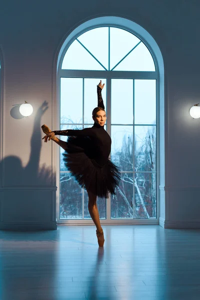 Красивая Балерина Черном Трико Юбке Пачки Фоне Большого Окна Темной — стоковое фото