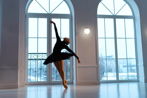 Балерина Чорній Спідниці Балету Летарді Топі Взутті Падає Тлі Великих — стокове фото