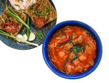 Beyaz arka planda yenmeye hazır et, ekmek, sarımsak ve yeşillik ile Ukrayna borsch tabağı