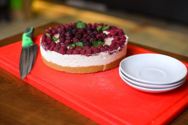 Güvertede ahududulu cheesecake