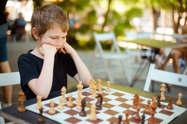 Pensare Ragazzo Plaing Scacchi Nel Parco Estate — Foto Stock