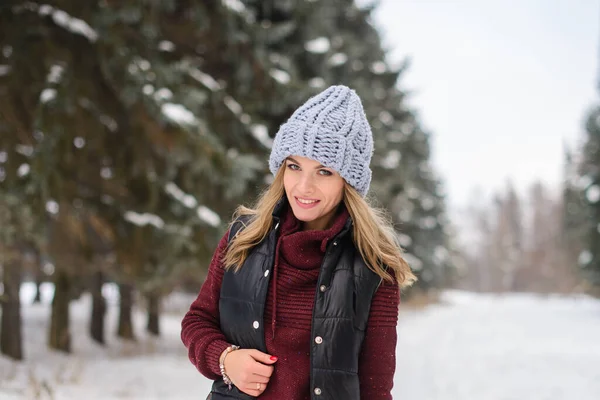 Portret Szczęśliwej Dziewczyny Niebieskim Kapeluszu Swetrze Kamizelce Stoi Śnieżnej Zimowej — Zdjęcie stockowe