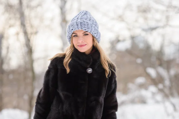 Portret Van Een Mooi Blond Meisje Met Een Blauwe Hoed — Stockfoto