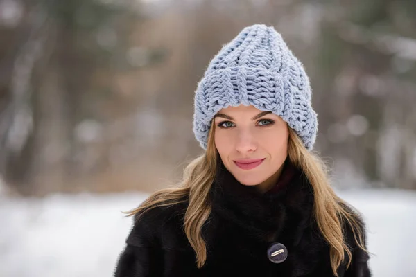 Porträt Eines Schönen Blonden Mädchens Mit Blauem Hut Schwarzem Pelzmantel — Stockfoto