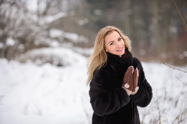 Piękna Uśmiechnięta Blondynka Tle Zimowego Lasu Brązowych Rękawiczkach — Zdjęcie stockowe