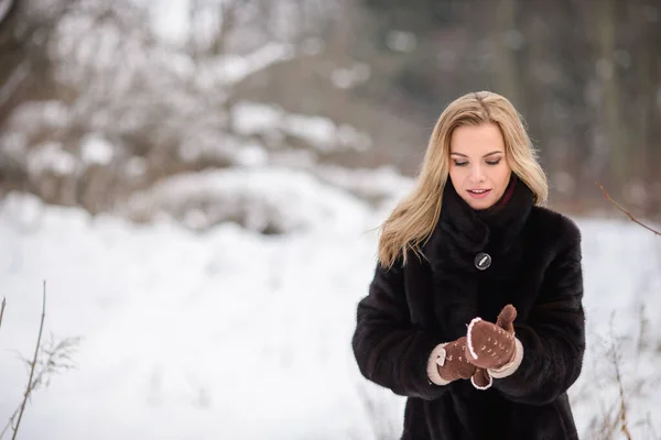 Piękna Uśmiechnięta Blondynka Tle Zimowego Śnieżnego Lasu Zakłada Ciepłe Brązowe — Zdjęcie stockowe