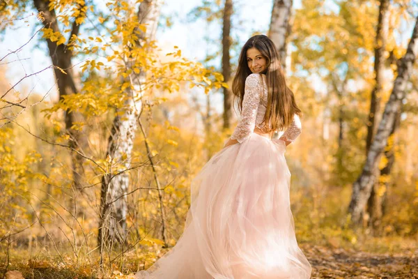 Dziewczyna Wspaniałej Pięknej Sukni Balowej Jesiennym Żółtym Lesie — Zdjęcie stockowe