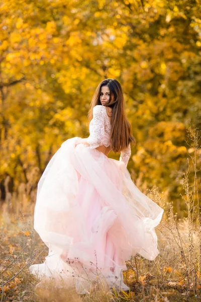 Dziewczyna Długimi Ciemnymi Włosami Pięknej Lekkiej Podpuchniętej Sukience Jesiennym Żółtym — Zdjęcie stockowe