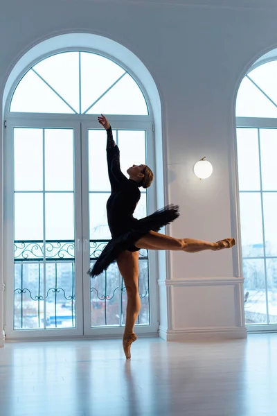 Красива Балерина Чорному Леопарді Спідниця Фоні Великого Вікна Аркою Темній — стокове фото